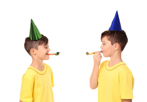 Lindos Niños Cumpleaños Con Sombreros Fiesta Sobre Fondo Blanco — Foto de Stock