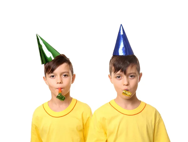 Leuke Verjaardag Jongens Met Feestmutsen Witte Achtergrond — Stockfoto