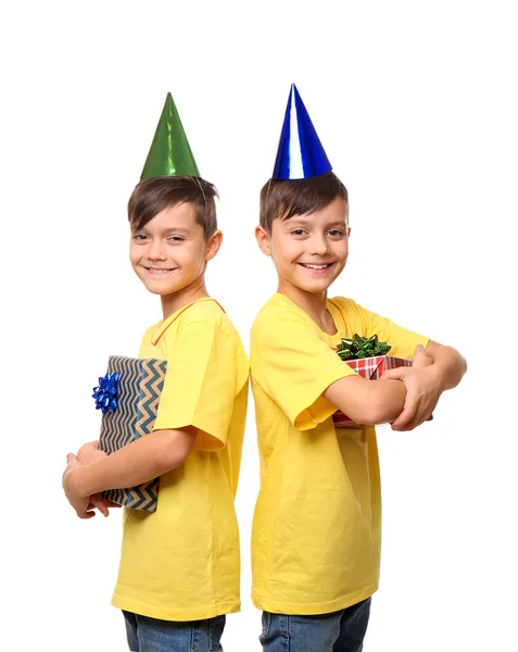 Bonito Meninos Gêmeos Com Chapéus Aniversário Presentes Fundo Branco — Fotografia de Stock