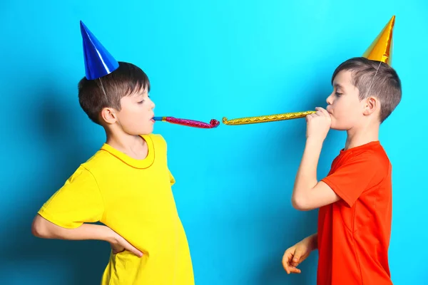 Leuke Verjaardag Jongens Met Feestmutsen Blauwe Achtergrond — Stockfoto