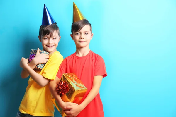 Schattige Tweeling Jongens Met Verjaardag Hoeden Presenteert Blauwe Achtergrond — Stockfoto