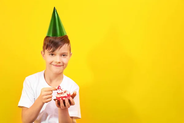 Lindo Niño Con Mini Pastel Cumpleaños Sobre Fondo Amarillo — Foto de Stock