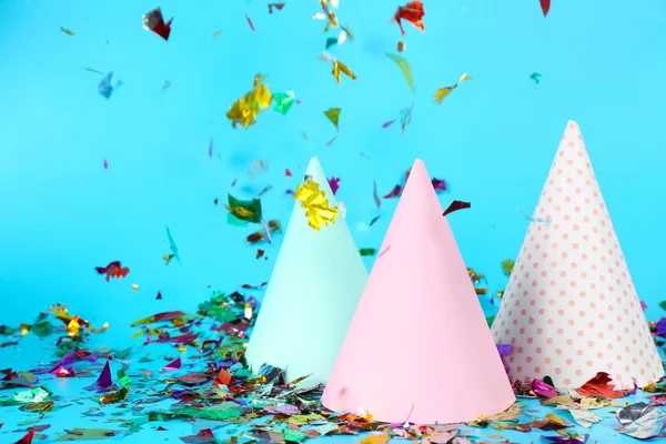 Impreza kapelusze z kolorowy konfetti — Zdjęcie stockowe