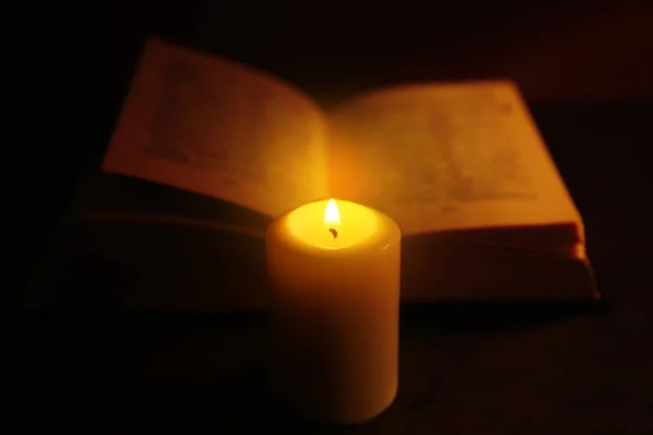 Bijbel en brandende kaarsen — Stockfoto