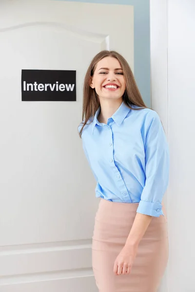 Menina indo para entrevista — Fotografia de Stock