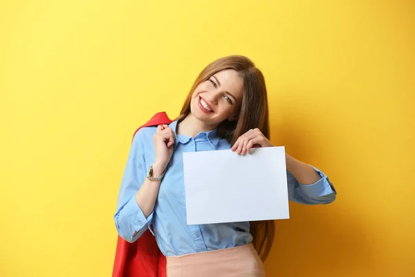 Junge Frau auf gelbem Hintergrund — Stockfoto