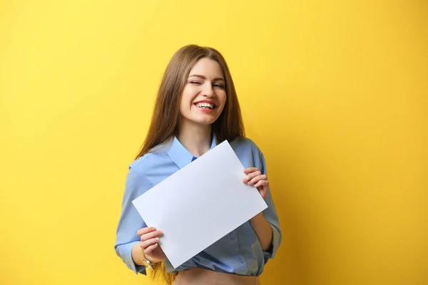 Mujer joven sobre fondo amarillo —  Fotos de Stock