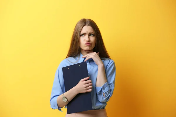 Junge Frau auf gelbem Hintergrund — Stockfoto