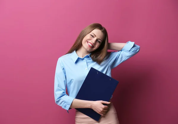 Junge Frau auf rosa Hintergrund — Stockfoto