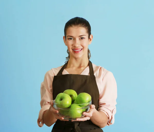 Женщина держит яблоки — стоковое фото