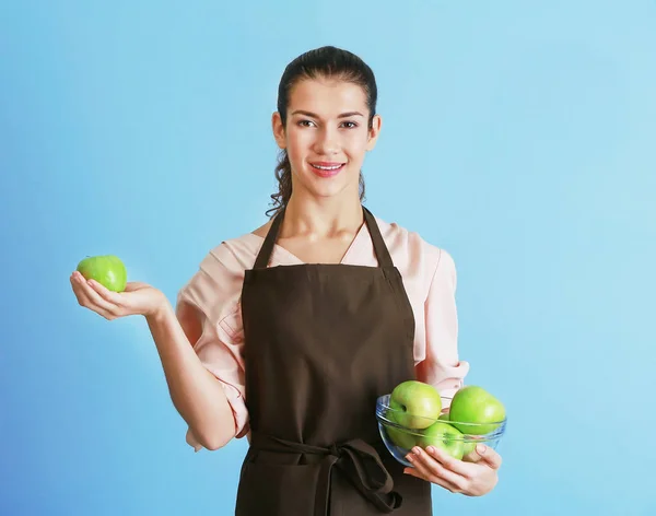 Woman holding apples in bowl — Stock Photo, Image