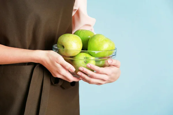 女性の手保有物りんご — ストック写真