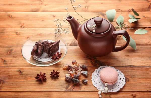 Чайник и сладости на столе — стоковое фото