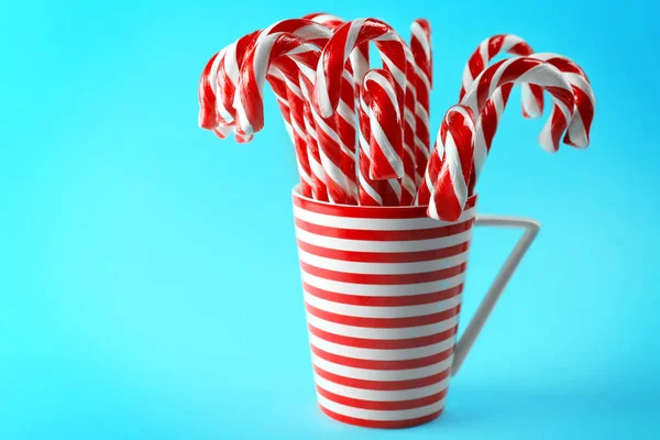 Bastones de caramelo en taza — Foto de Stock