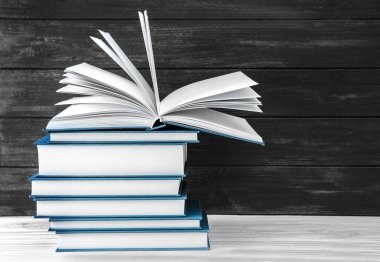 Tablo üzerinde yeni kitaplar