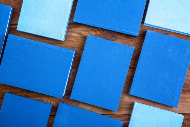 Tablo üzerinde yeni kitaplar