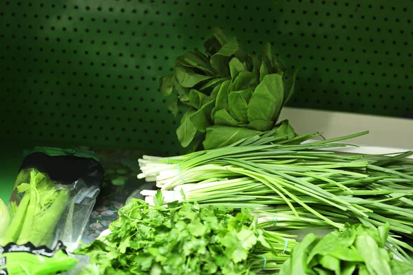 Корзины с овощами и зеленью — стоковое фото
