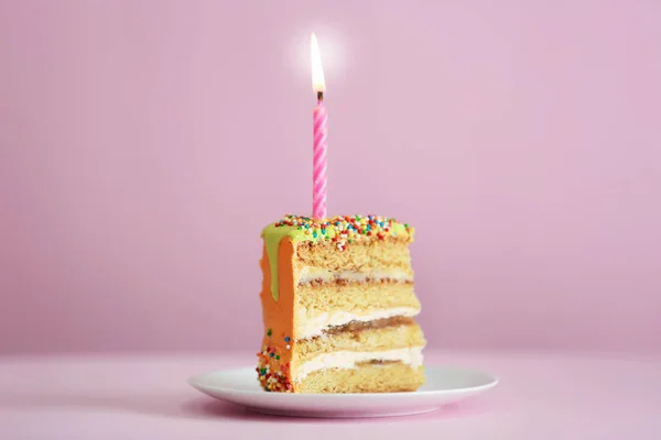 誕生日ケーキのスライス — ストック写真