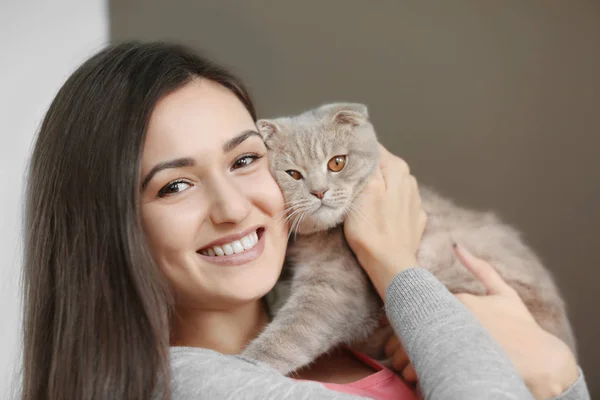 Vacker ung kvinna med söt katt — Stockfoto
