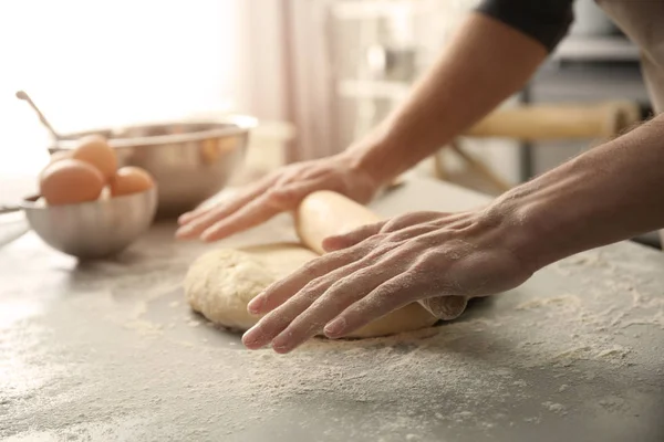 Hombre horneando pan — Foto de Stock