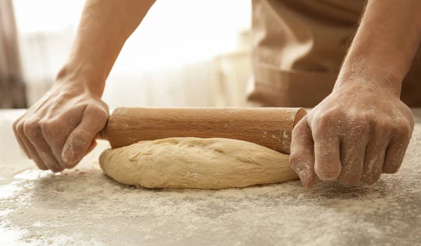 Человек печет хлеб — стоковое фото
