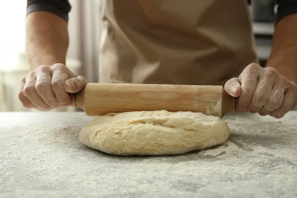 Людина випічки хліба — стокове фото
