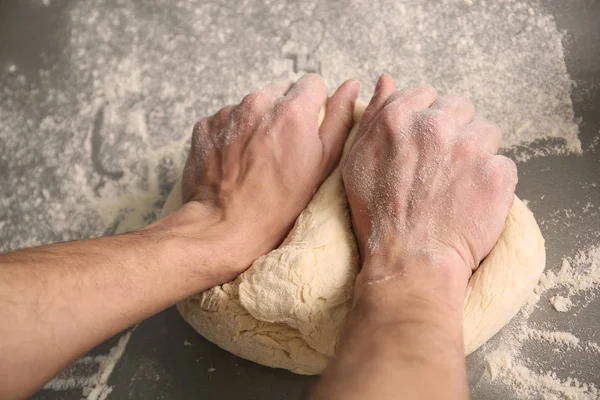 Homme cuisson du pain — Photo