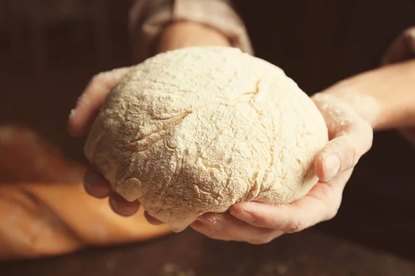 Hombre horneando pan — Foto de Stock