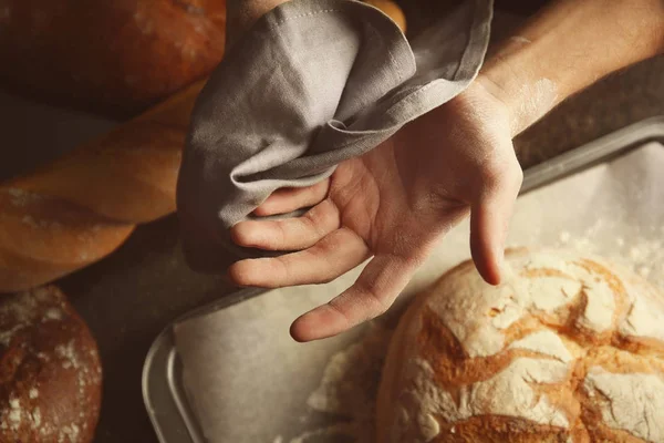 Человек печет хлеб — стоковое фото