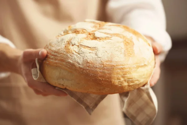 Uomo cottura del pane — Foto Stock