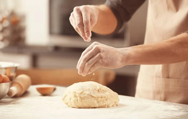 Muž, pečení chleba — Stock fotografie