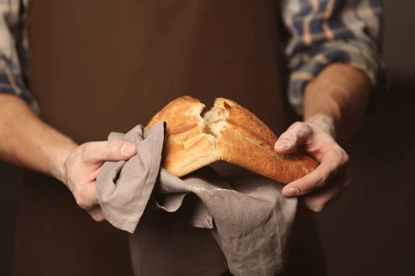 Mann backt Brot — Stockfoto