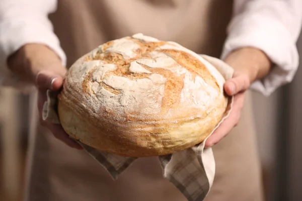 Uomo cottura del pane — Foto Stock