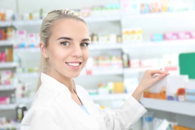 Kadın mağaza asistanı 