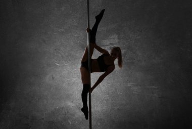 Genç pole dancer 