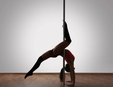 Genç pole dancer 