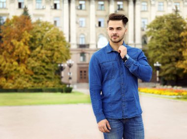 Yakışıklı adam sokak arka plan üzerinde