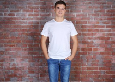 Yakışıklı genç adam.  