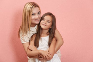 Güzel genç kadın ve kızı renk arka plan üzerinde. Anneler günü kavramı