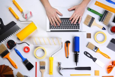 Dizüstü bilgisayarda yazarak dekoratör'ın elleri