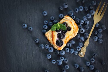 Tatlı lezzetli hamur işleri ile taze bilberries