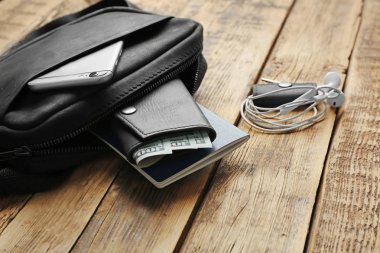 arka plan üzerinde deri çanta