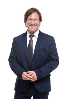 Beyaz arka plan üzerinde takım elbiseli kendine güvenen adam