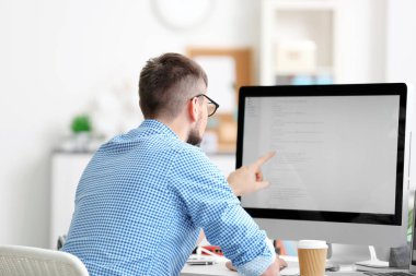 Yakışıklı genç programcı 