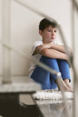 Üzgün küçük çocuk. 