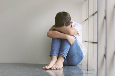 Üzgün küçük çocuk. 