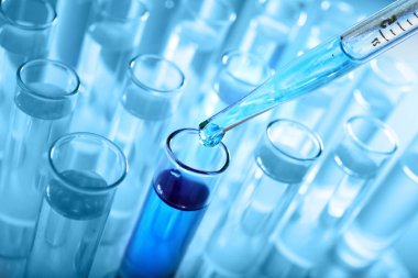 Bir örnek bırakarak bir pipet closeup 