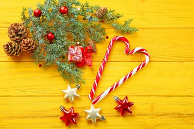 Yılbaşı süsleri ve şekerleme  