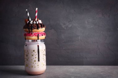 Milkshake, çörek ve diğer tatlılar  