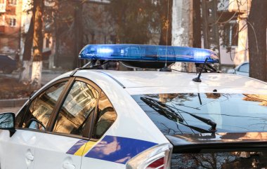 Polis arabası ışıkları ile  